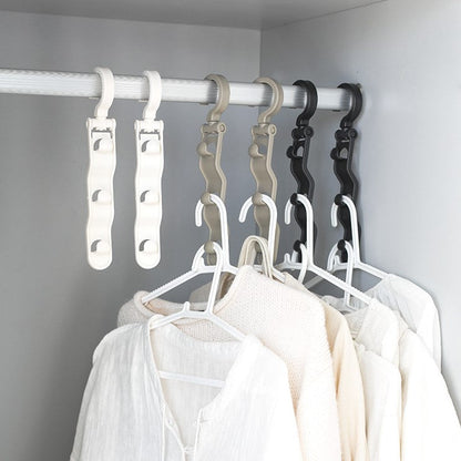Extendable clothing hangers